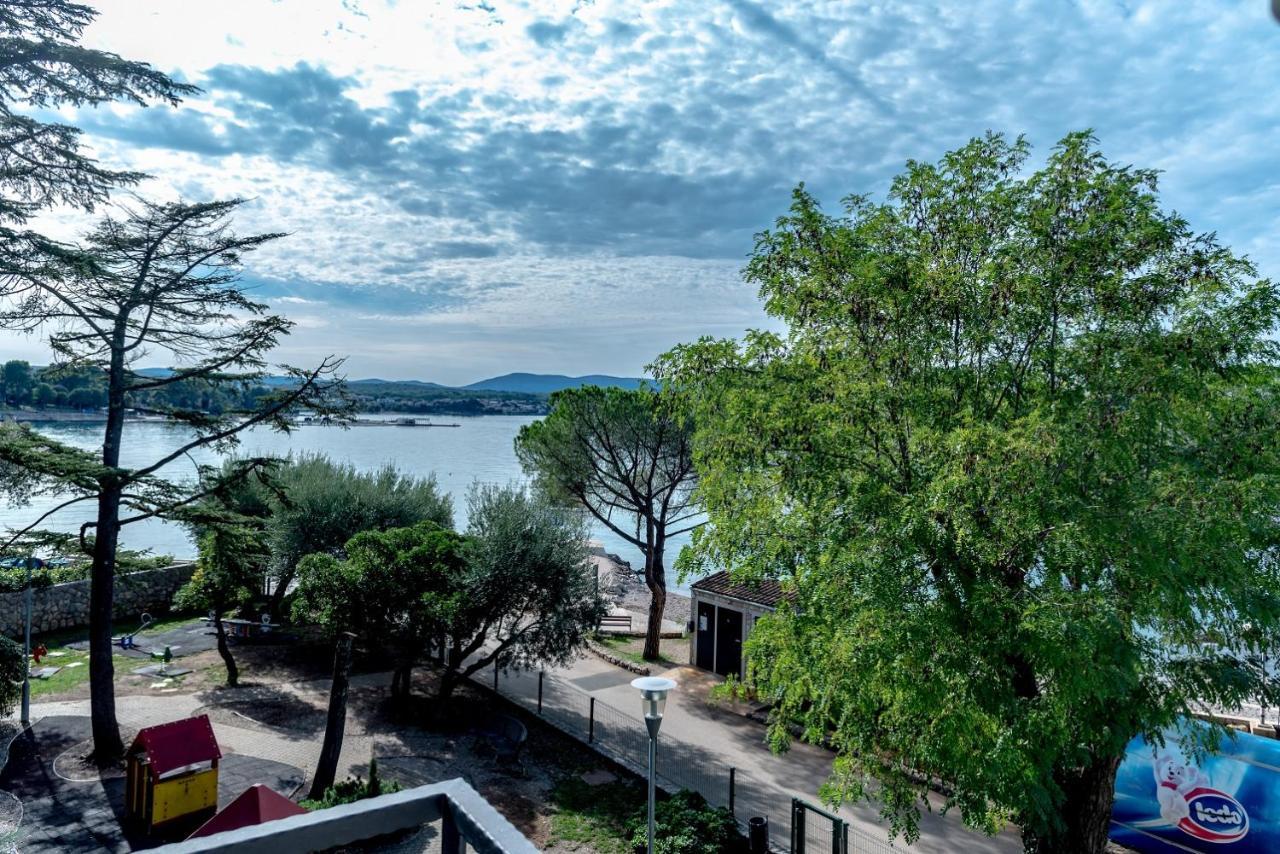 Apartment Bor - On The Beach Malinska Exterior foto